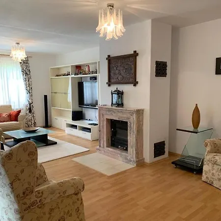 Garden With Pool Access 빌라 카를로비바리