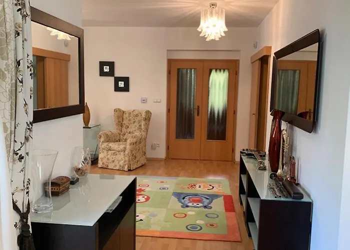 Villa Garden With Pool Access *